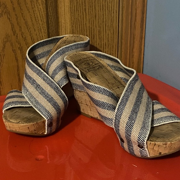 Lucky brand size 8, fits bigger than that though, I wear 8 1/2 - Picture 2 of 4